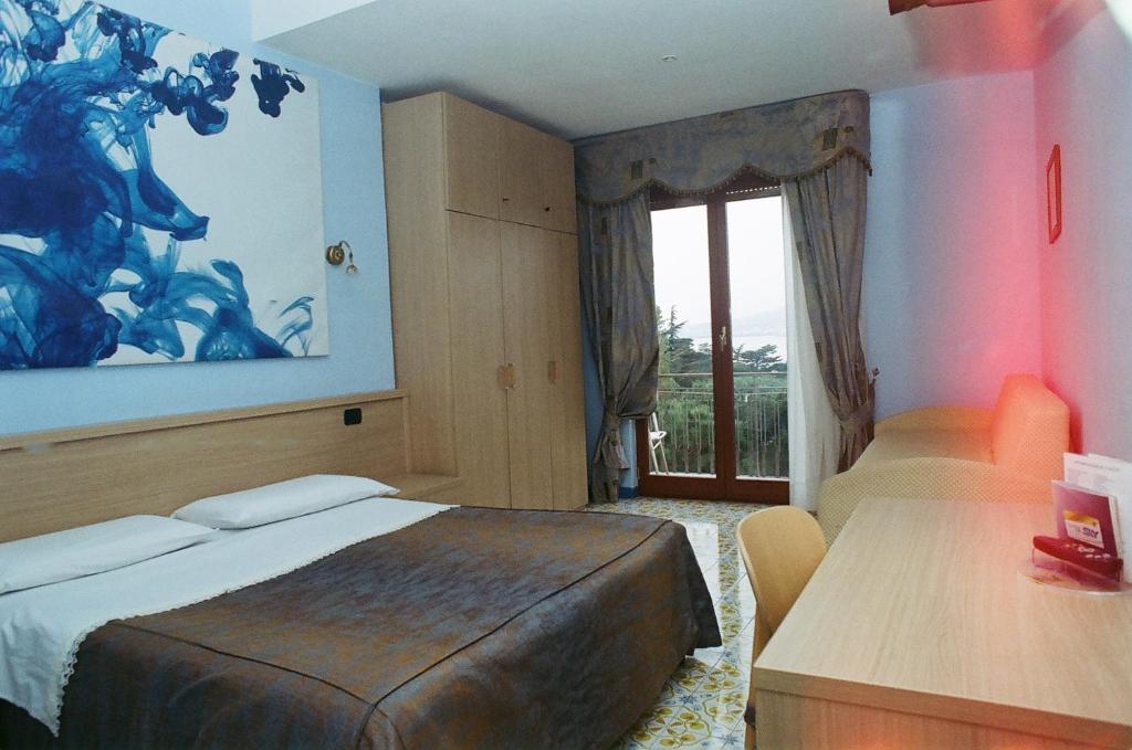 Paradiso Hotel 3*